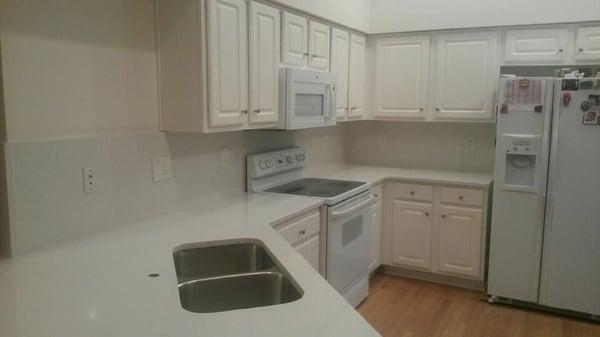 Kitchen: Quartz white zuz