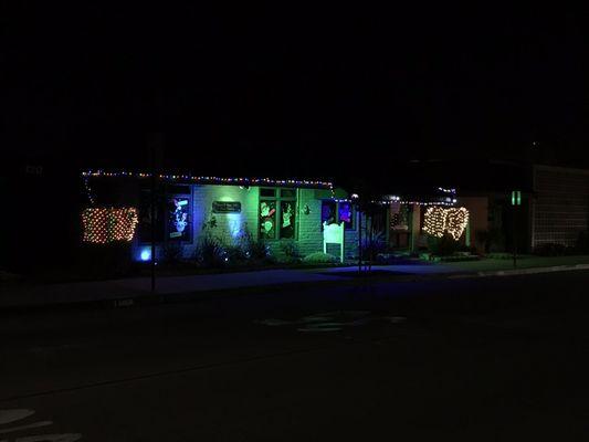 How cute is this dental office during Christmas!