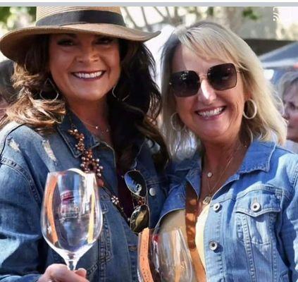 Patrons experience Arizona's wineries at the Kierland Fine Art Festivals.