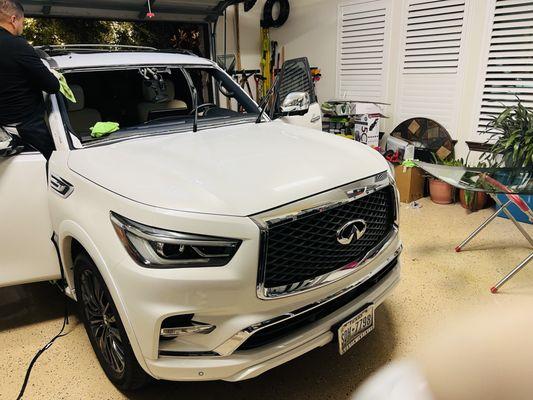 WINDSHIELD REPLACEMENT IN A 2022 INFINITY QX80