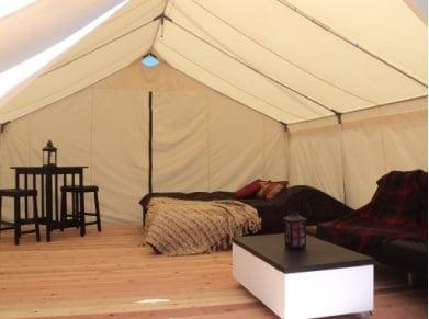 Luxury tent w/King bed, futon,, dining table, dresser, porch overlooking the Wallowa Mountains.