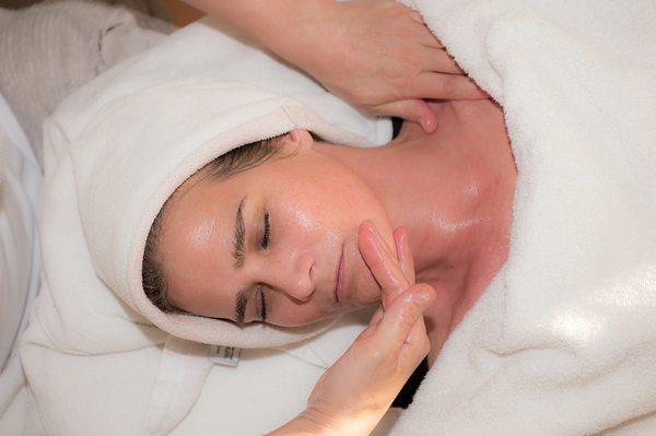 Feeling congested? Sinuses, puffy eyes, recovering from surgery? Then lymphatic drainage massage is for you!