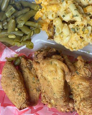 Southern fried chicken w/ Mac & cheese and string beans