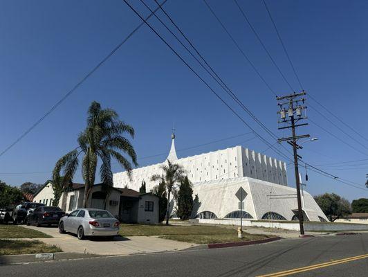 White church, Contemporary architecture.