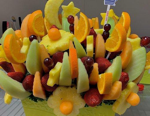 Edible Arrangements - Fruit Festival Arrangement Strawberries, Cantaloupe, Honeydew Melon, Pineapples, Oranges, and Grapes‼