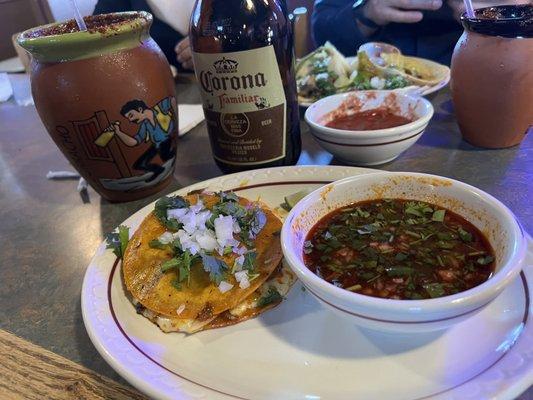 Riquísima quesabirria acompañada de consomé  y no puede faltar una michelada