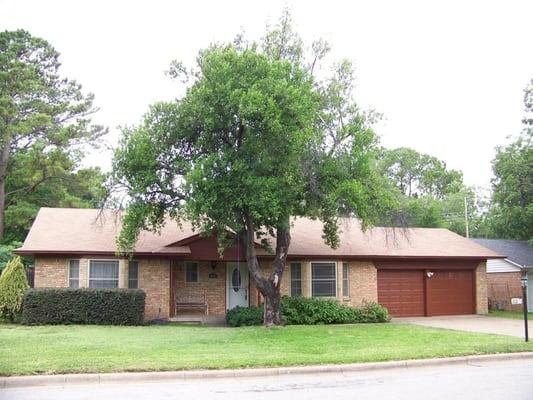 Recently Sold! Beautiful 3 bedroom home with a pool! Lots of space. Ceramic tile & wood floors.