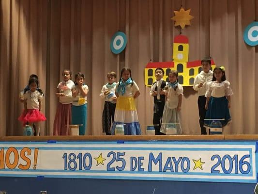 Acto EANY - 25 de mayo. Los chicos de primer grado cantando "la cueca del 25 de mayo."