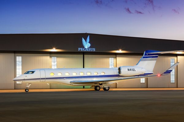 G650ER N41EL This large, stand-up cabin (6″ 4′) will accommodate up to 15 passengers in a luxurious setting.