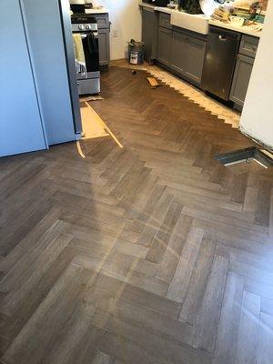 Herringbone pattern (Enginiering floor installation)