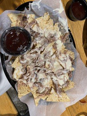 Pulled pork nachos with white cheese