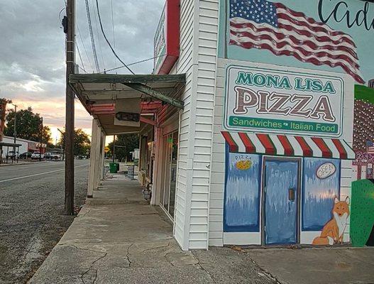 Main street Mona Lisa Pizza mural