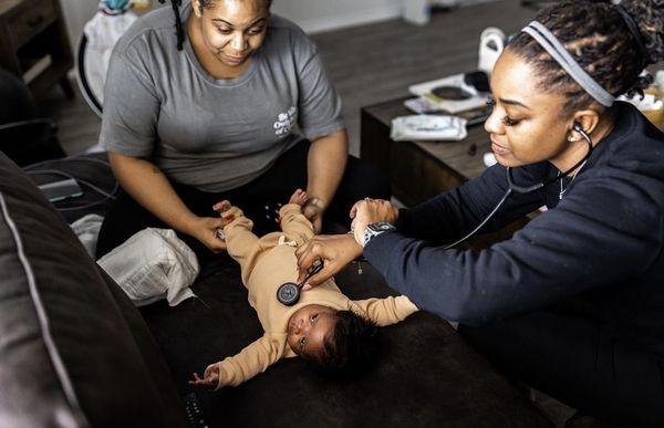 2 week postpartum check up with Midwife Nikki Knowles.
Photographer: Lawren Rose Photography