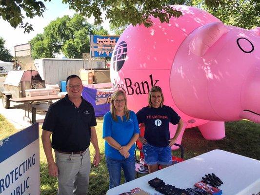 Employees from Peoples Bank in Hinton & Akron working at the Plymouth County Fair