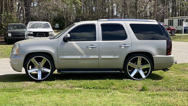 Lowered 2007 yukon on 26 inch dub ballers