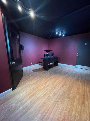 A music space designed for efficient music workflow.
Located in the NoHo Arts District.