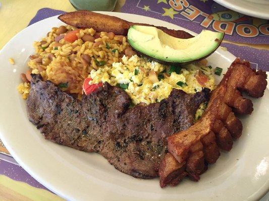 Desayuno paisa (those scrambled eggs contain tomatoes)