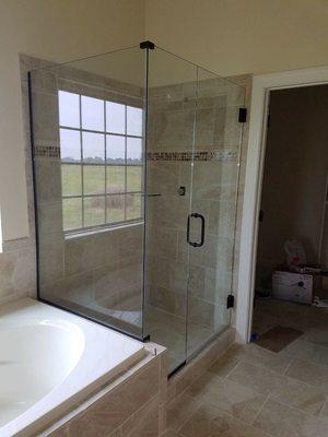 Heavy Glass
Shower Enclosure
With 90' Return