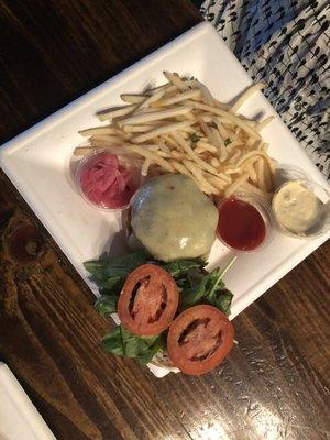 Hamburger Leo with fries