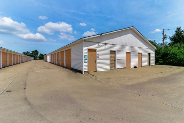 Large storage rooms, medium storage rooms, indoor vehicle parking.