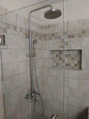 Frameless shower