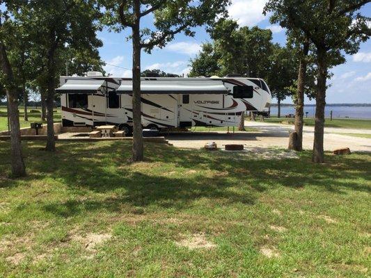 Lakeside water and electric rv sites. Honeywagon pumpouts and dumpstations available