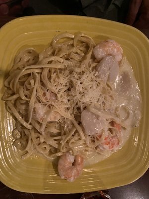 Linguini with shrimp and scallops