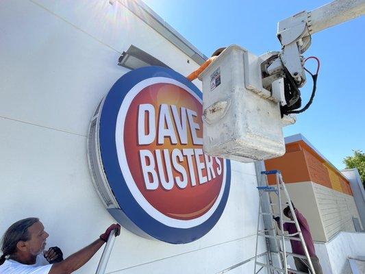 Installation of a large, illuminated flex-face sign for D&B.