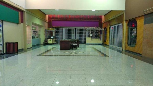 Bismarck's Gateway Mall, closed shop