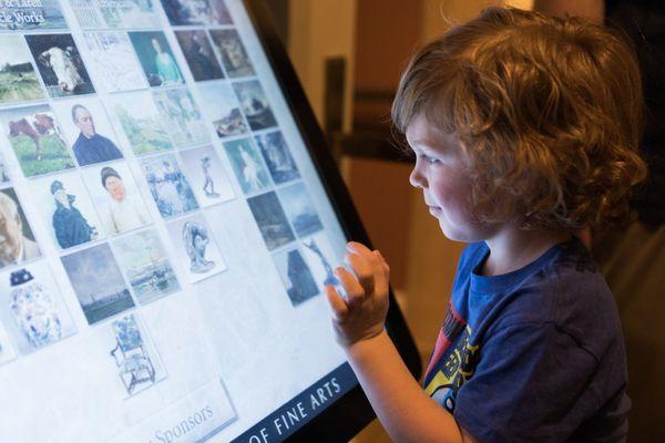 A child using a Signera Touch Screen display at a Museum.