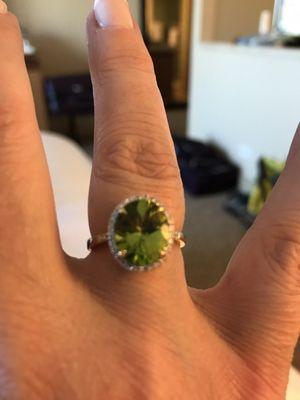 Beautiful 14kt gold and peridot ring. Great pricing!