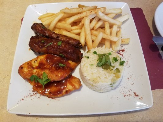 Churrasco Frango e costelas, arroz, batatas fritas