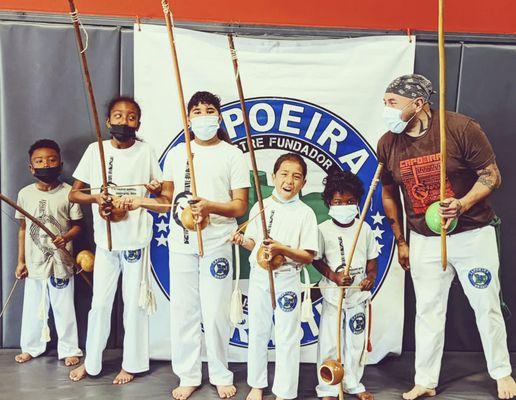 Getting the kids started playing berimbau.