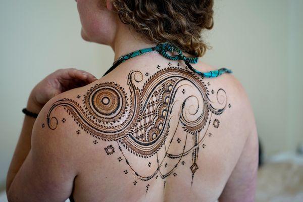 Here is a beautiful henna tattoo that was done by our talented henna artist, Julia from Alameda, Ca! She services the entire Bay Area!