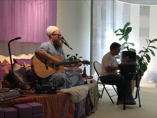 Gurunam Singh and Swami Dave - Kirtan and meditation.