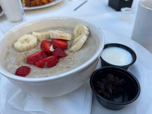 Oatmeal with banana and strawberry