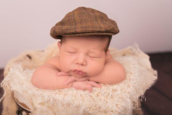 Newborn-Ivory burlap/Ivory blanket w/brown newsboy hat