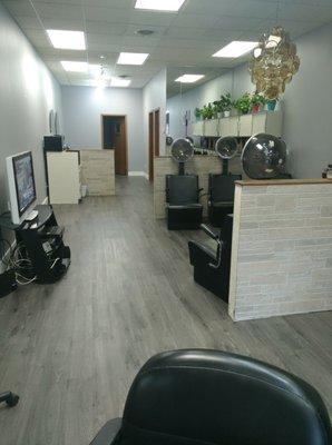 The ugly duck salon has a very comfortable atmosphere....its like family!!