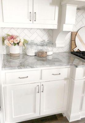 Beautiful white and grey kitchen !