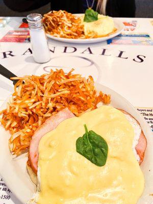 Eggs Benedict & deep fried hashbrowns