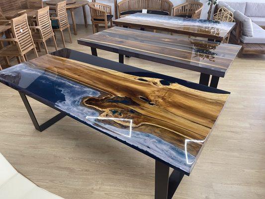 The combination of wood and resin preserves and highlights the natural beauty of wood, making each table a unique work of art.