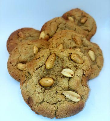 Peanut butter cookie w/nuts.