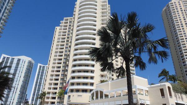 Photo I told m from below the building, BRICKELL Key, Miami.