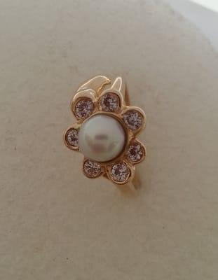 Ring made of gold with pearl and sapphires 2016