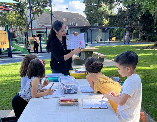 Mtra. Claudia and her pupils. 
Spanish classes at the park!