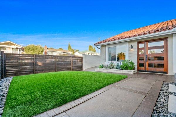 Horizontal Redwood Fence built by Robin in 2017. Notice the large gate attached to the block wall. He built it with an anti-sag kit.