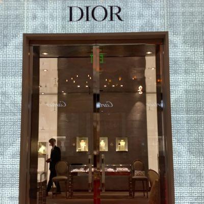 We had a lot of fun giving readings at Dior at the win