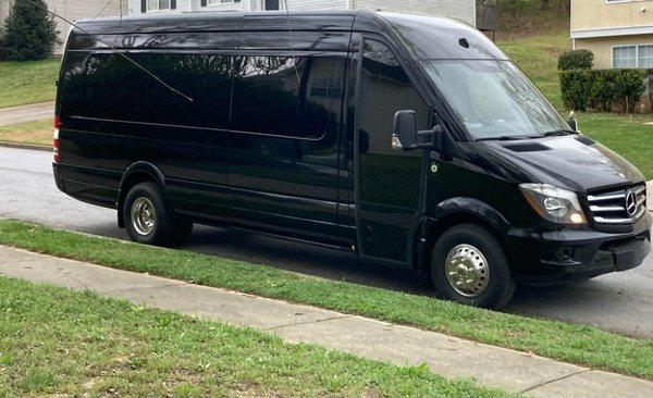 9 PASSENGER MERCEDES BENZ SPRINTER VAN CAPTAIN SEATS