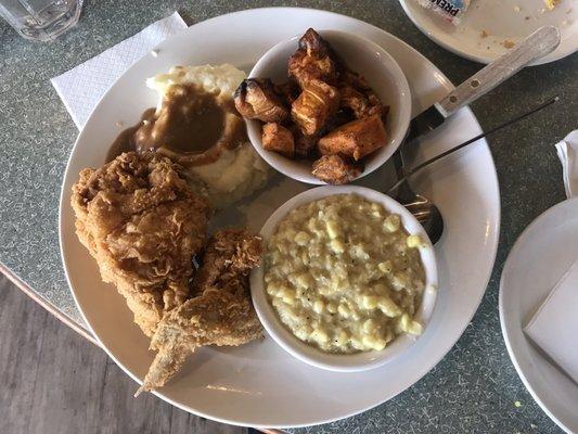 Zeus' meal (Fried chicken, mashed potatoes and gravy, creamed corn, sweet potatoes)