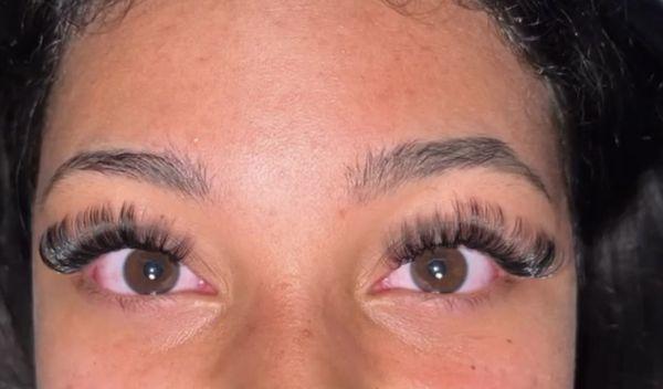 Light hybrid full set lash extensions